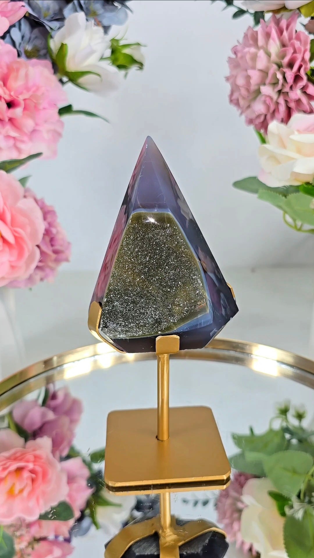 Druzy Agate "diamond shape" on stand on stand D01