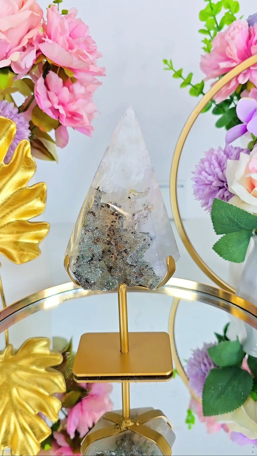 Druzy Quartz Flame / Pyramid / Diamond shape on stand D08