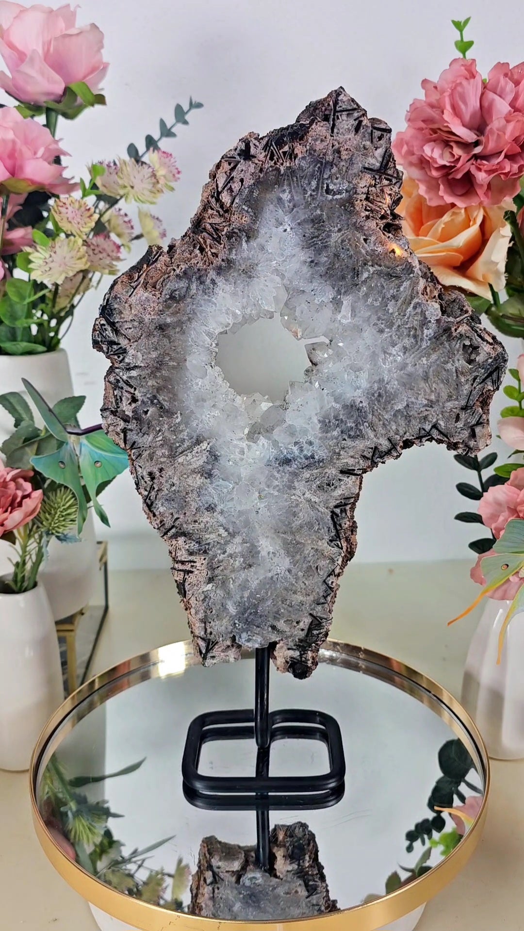 Big Quartz Portal Slab on Stand