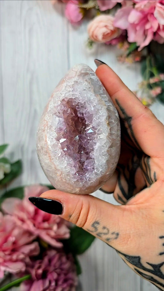 Druzy Quartz / Amethyst Flame / Egg 02