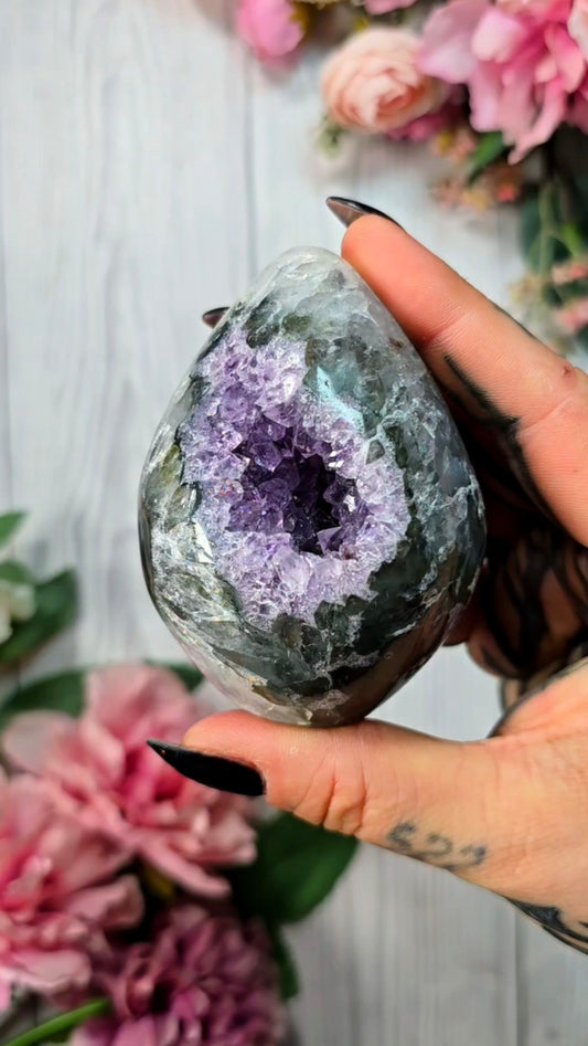 Druzy Quartz / Amethyst Flame / Egg 03