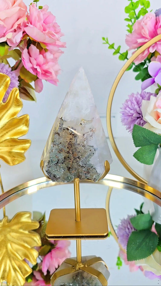 Druzy Quartz Flame / Pyramid / Diamond shape on stand D08