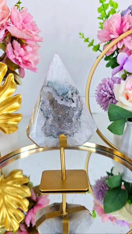 Druzy Quartz Flame / Pyramid / Diamond shape on stand D10