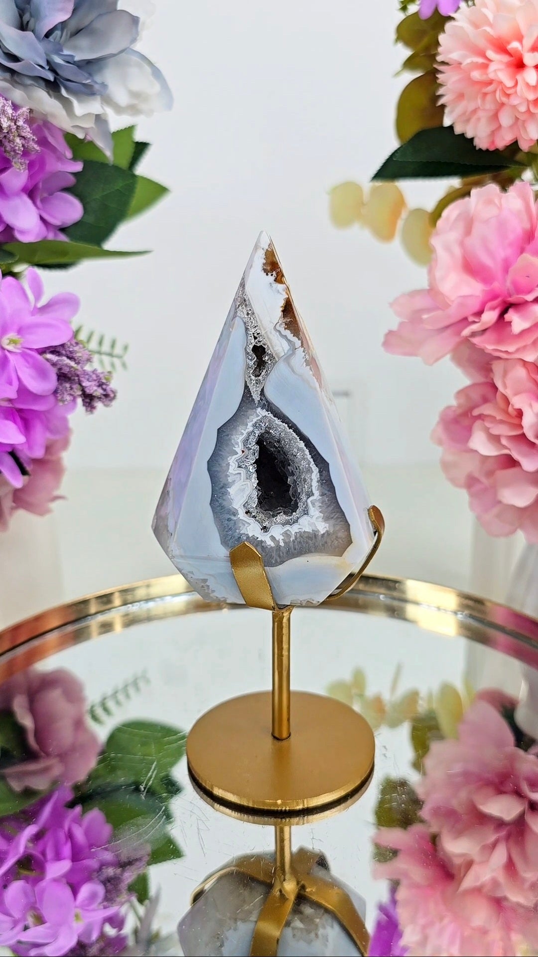 Druzy Agate Flame / Pyramid / Diamond shape on stand D18
