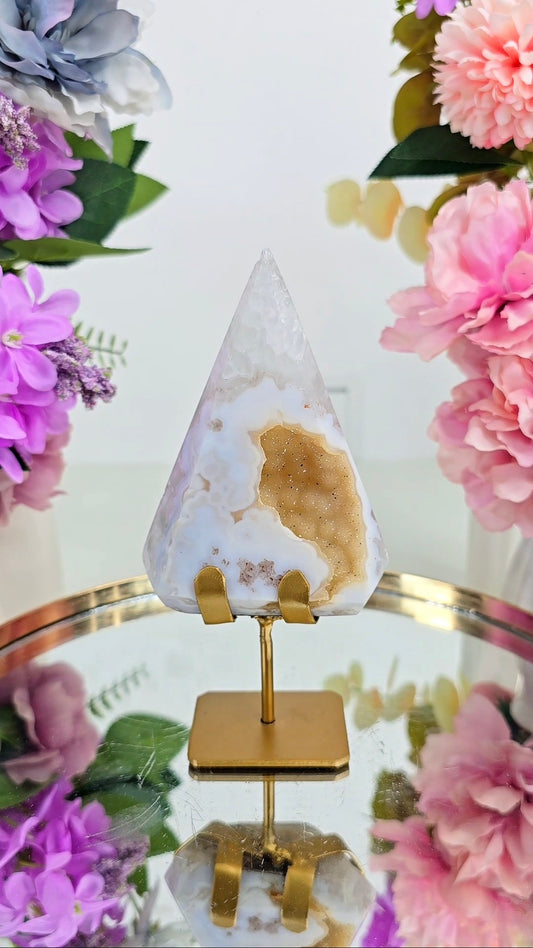 Druzy Agate Flame / Pyramid / Diamond shape on stand D17