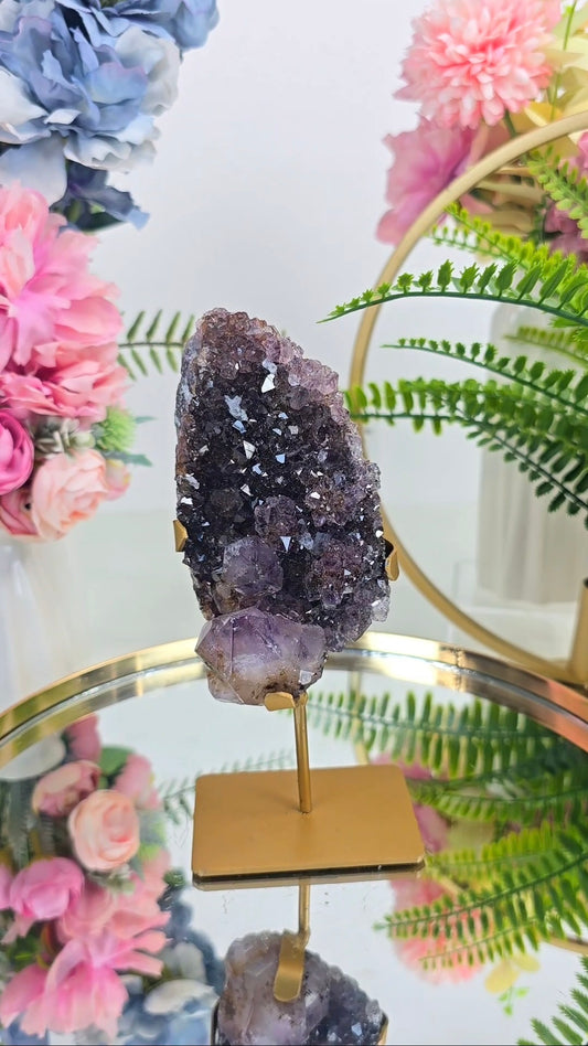 Druzy Amethyst formation on Stand 44