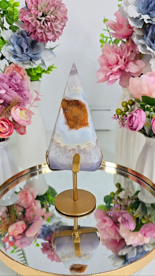 Druzy Agate Flame / Pyramid / Diamond shape on stand D20