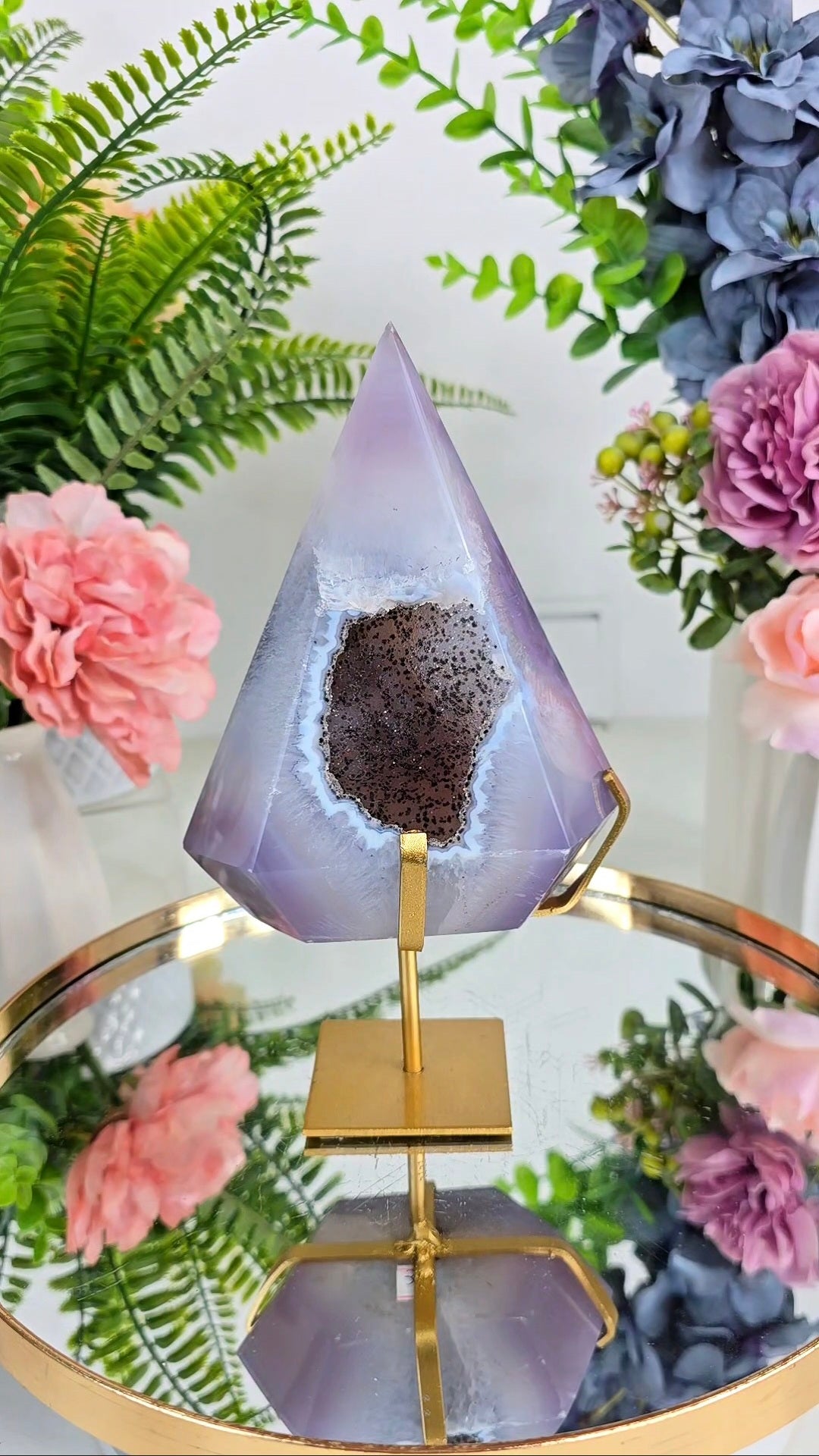Druzy Agate Flame / Pyramid / Diamond shape on stand D30
