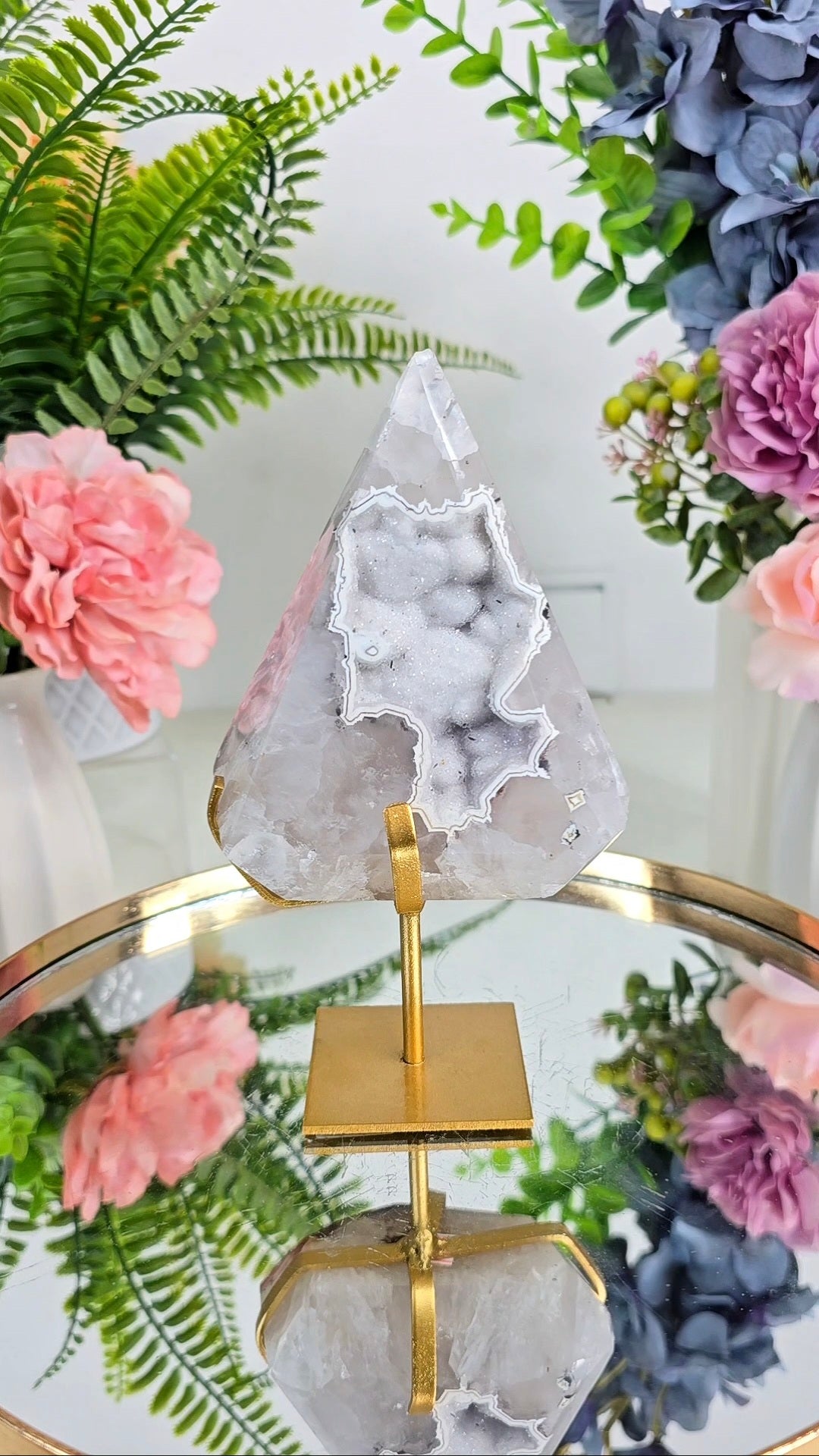 Druzy Agate Flame / Pyramid / Diamond shape on stand D29