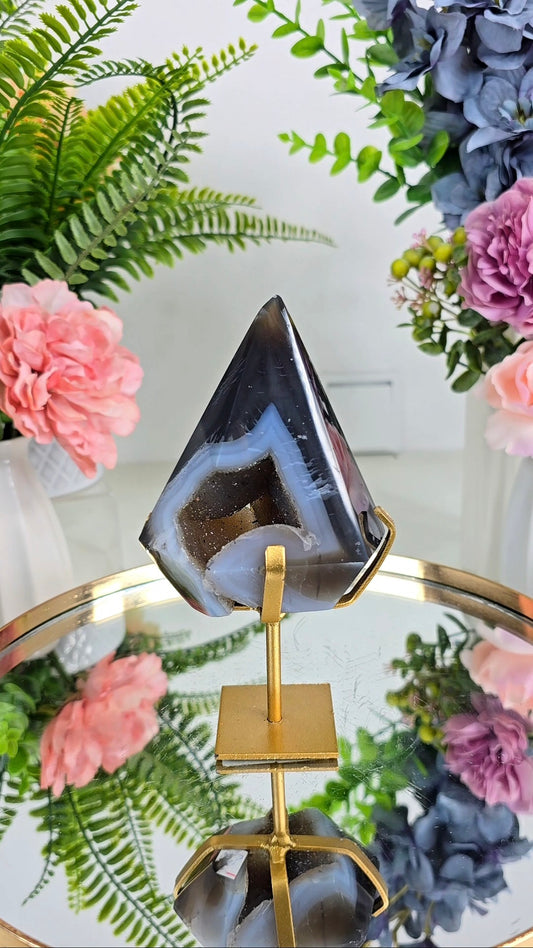 Druzy Agate Flame / Pyramid / Diamond shape on stand D28