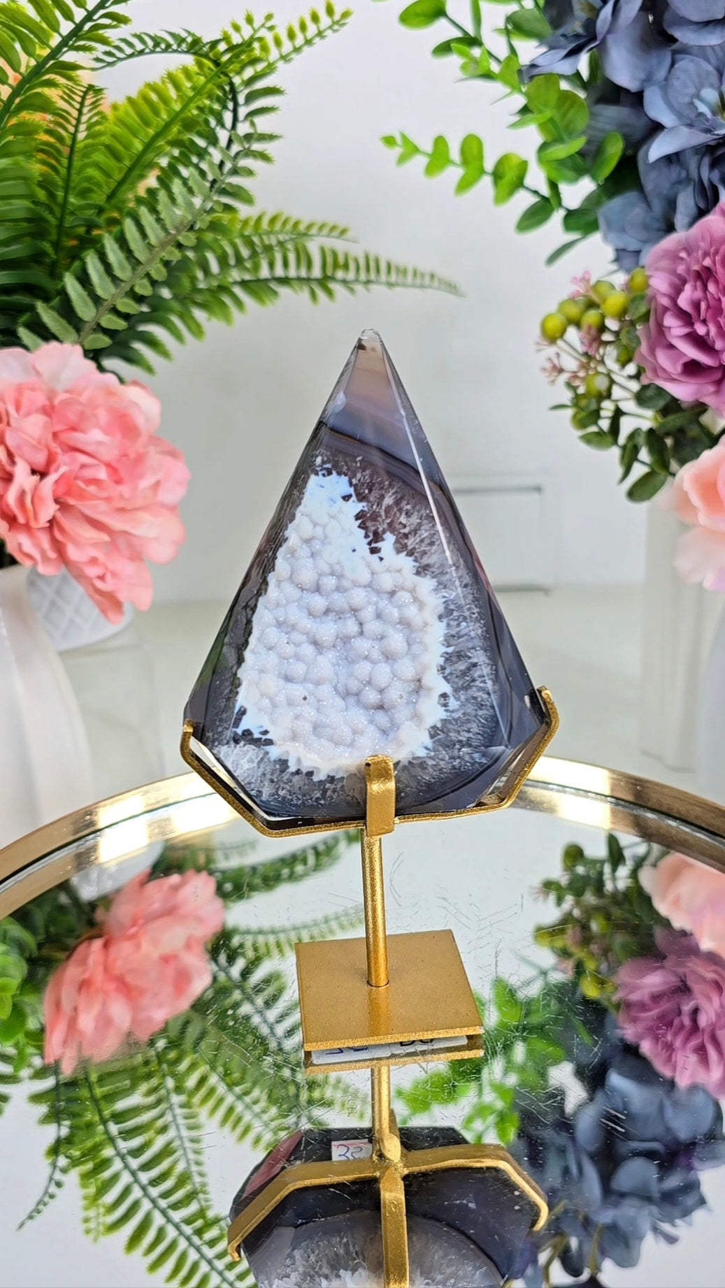 Druzy Agate Flame / Pyramid / Diamond shape on stand D27