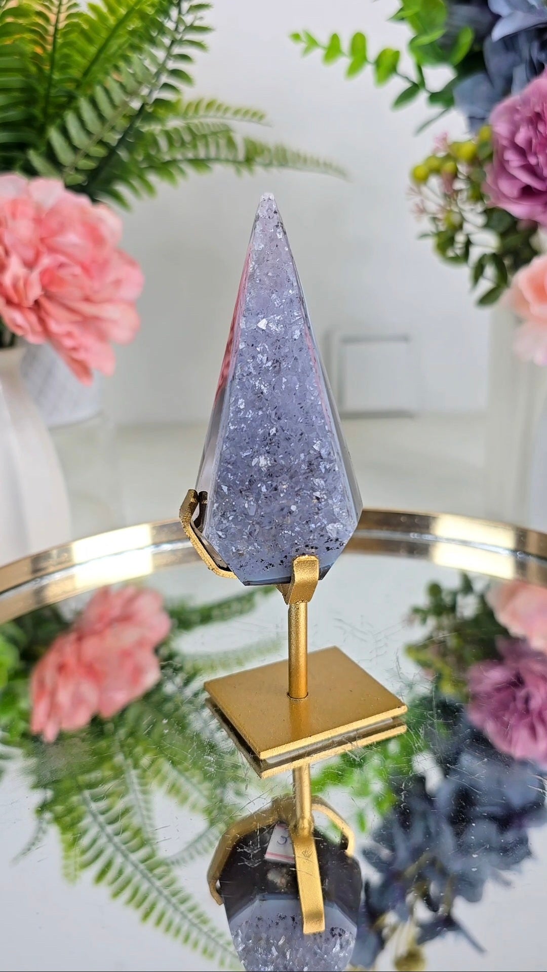 Druzy Agate Flame / Pyramid / Diamond shape on stand D24