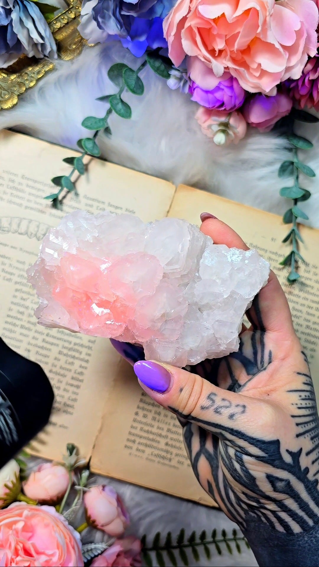 UV reactive Mangano Calcite