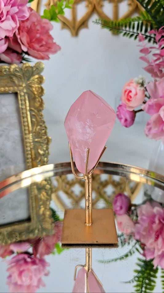 High Quality Rosequartz Freeform on stand 02