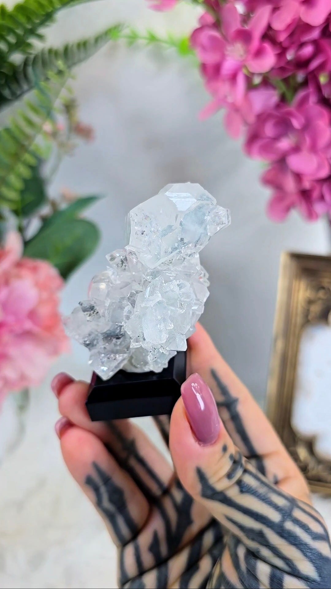 Chalcedony with Diamond Apophyllite and Calcite 01