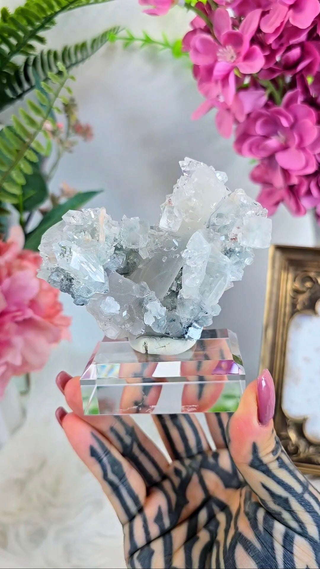Chalcedony with Diamond Apophyllite and Calcite 05