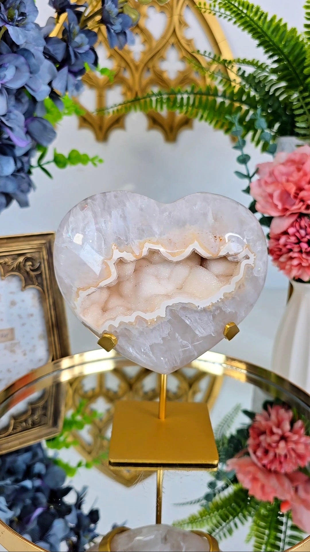 Druzy Agate heart on Stand 182